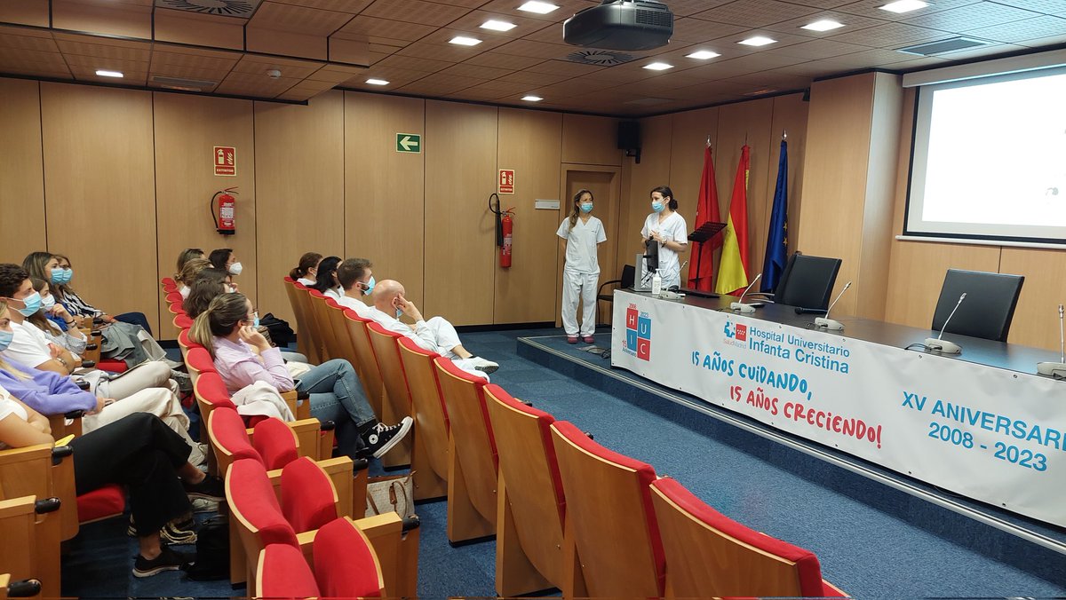 FarmaHUIC's tweet photo. El @farmahuic da la bienvenida a los nuevos Resis !!buena gente!!! en #somoshuic  @elenamatilla1 @Miguelamorg @_alemelg @maripilibs @RaquelVozHospit @acastillobadal https://t.co/kEwqt0uGsI