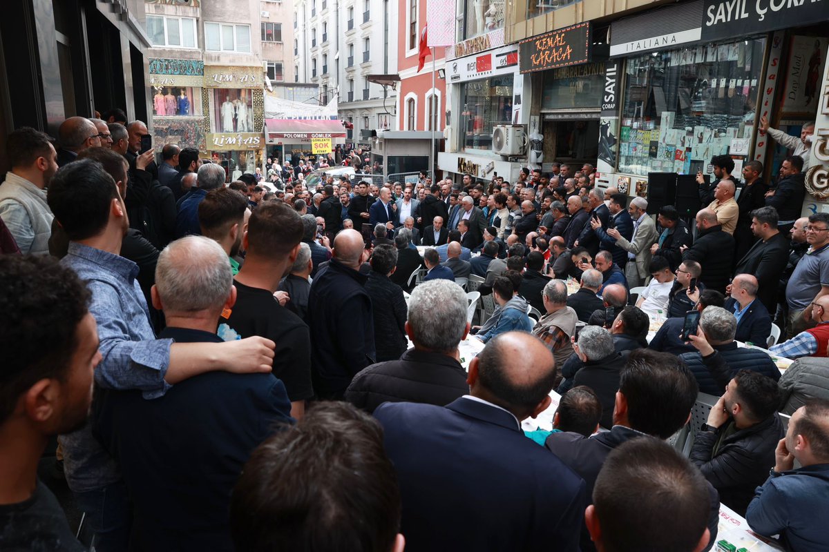 Bu seçim;
'Kandil'e Hayır' diyenlerin

'LGBT'ye Hayır' diyenlerin,

'FETÖ'ye Hayır' diyenlerin kazandığı bir seçim olmuştur. 

28 Mayıs akşamı Aziz Milletimiz, Recep Tayyip Erdoğan'ı yeniden cumhurbaşkanı seçecek ve Allah'ın izniyle hep birlikte 29 Mayıs'ta, Ayasofya'da