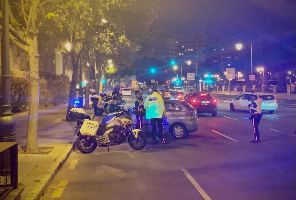 ajuntpalma's tweet photo. 👮🚨La @policiadepalma ha actuat en diversos controls de seguretat viària i ha intervingut en contra la venda ambulant d'alcohol a Platja de Palma aquest cap de setmana

👉També s'han dut a terme diversos controls en contra del botellot, entre altres https://t.co/wTQjJDtACC