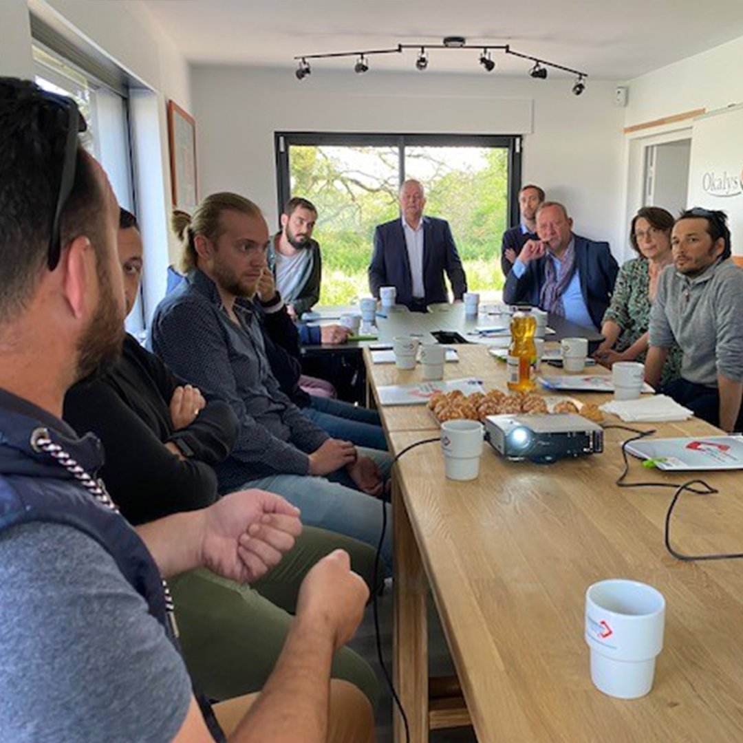 GMVagglo's tweet photo. Rencontre et échanges entre des #entrepreneurs des parcs d’activités de Kergrippe 1, 2 et 3 à Séné et les élus de l'agglomération, pour un café de l'éco. Merci aux entreprises présentes et en particulier à @Okalys  pour son accueil. https://t.co/SJm9Os3VyF