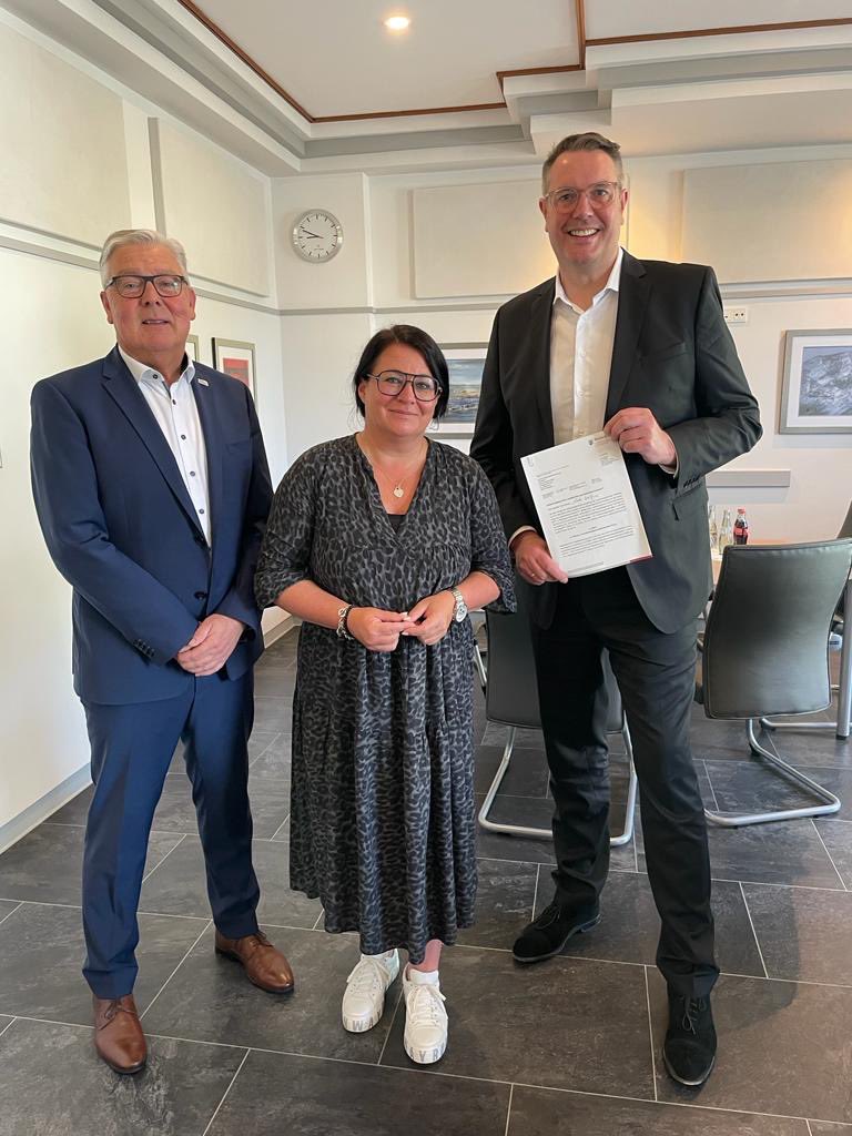 mastd_rlp's tweet photo. Seit 2021 setzt die Verbandsgemeinde #Rodalben das Angebot #Gemeindeschwesterplus um. Minister @Alex_Schweitzer hat heute einen Förderbescheid für die Fortführung des Angebots an Bürgermeister Wolfgang Denzer überreicht.
#RLP #RheinlandPfalz https://t.co/ovicrJCbhp