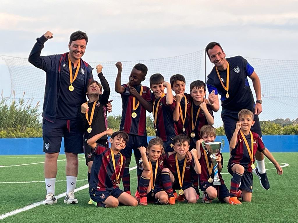 CanteraGranota's tweet photo. 🏆 𝙲𝙰𝙼𝙿𝙴𝙾𝙽𝙴𝚂 🏆 

El 𝐏𝐑𝐄𝐁𝐄𝐍𝐉𝐀𝐌𝐈𝐍 𝐀 es campeón de la 𝙲𝚘𝚙𝚊 𝙵𝚎𝚍𝚎𝚛𝚊𝚌𝚒𝚘́𝚗 

🐸👏 ¡Gran torneo! 👏🐸

#OrgullGranota https://t.co/LWom5TyiRB