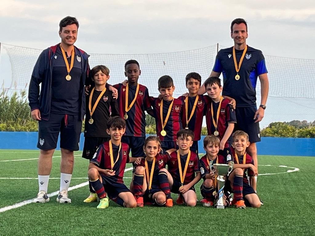 CanteraGranota's tweet photo. 🏆 𝙲𝙰𝙼𝙿𝙴𝙾𝙽𝙴𝚂 🏆 

El 𝐏𝐑𝐄𝐁𝐄𝐍𝐉𝐀𝐌𝐈𝐍 𝐀 es campeón de la 𝙲𝚘𝚙𝚊 𝙵𝚎𝚍𝚎𝚛𝚊𝚌𝚒𝚘́𝚗 

🐸👏 ¡Gran torneo! 👏🐸

#OrgullGranota https://t.co/LWom5TyiRB