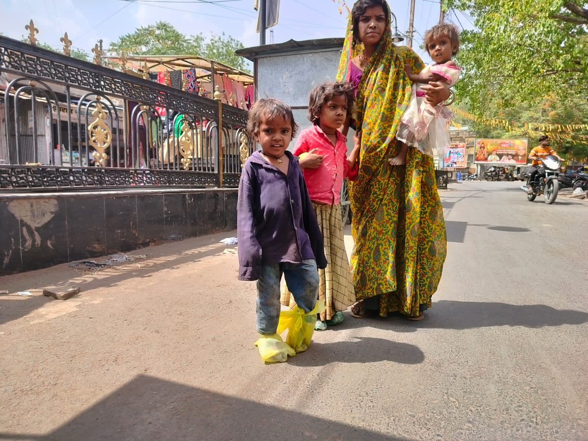 Pankaj_Kanoje_'s tweet photo. जिस देश में गरीबों को चप्पल नसीब नहीं होती वहां के नेताओं के लिए सेंट्रल विस्टा पर 1300 करोड़ रु खर्च कर दिया जाता है। ये तस्वीर मप्र के श्योपुर की है। जहां इस आदिवासी महिला के पास इतने पैसे भी नहीं थे कि अपने बच्चों को चप्पल दिला सके। पैर ना जले इसलिए पॉलीथिन की थैलियां बांध दी। https://t.co/umzKSjPUIe
