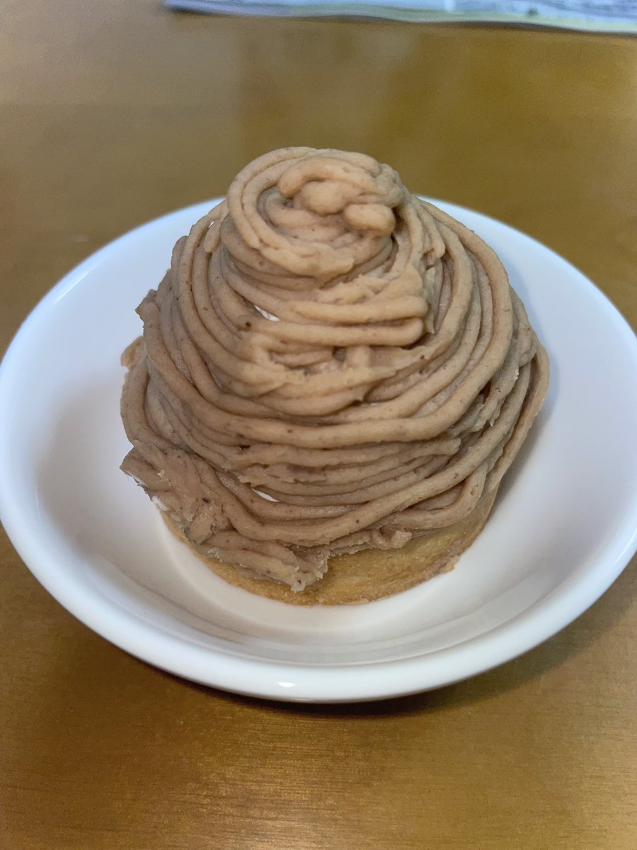 ami_148's tweet photo. モンブランってどうやったら、綺麗に絞れますか？？？
線が千切れたり、めっちゃ隙間空いたりしてしまいます🥲

マロンペーストは、バターと5分立てほどの生クリーム加えてます。
#お菓子作り好きな人と繋がりたい #お菓子作り https://t.co/zHCJZBKzza