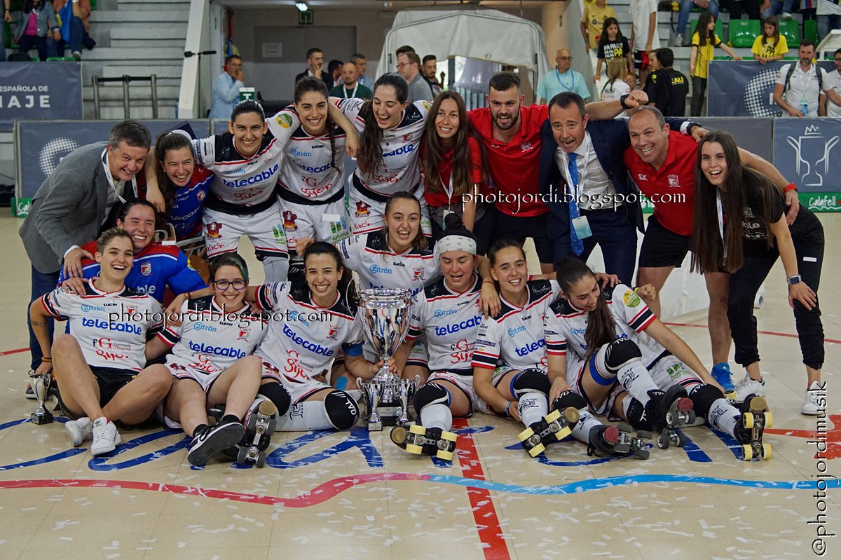 Photojordimusik's tweet photo. Fotos final @gijonhc - @hcpalau #CopadelaReina #copaokf #copa #copaok #hockeypatines #hockey #hoquei #hoqueipatins #rinkhockey #oklliga #hockeyfemenino #OkLigaF #telecable #25añosDeHockey #MiEquipoMiGente #hcpalau #somhilleones #somhipalau #CopaOKIberdrola https://t.co/Lc6RK7spxT https://t.co/YB2viUzxzj