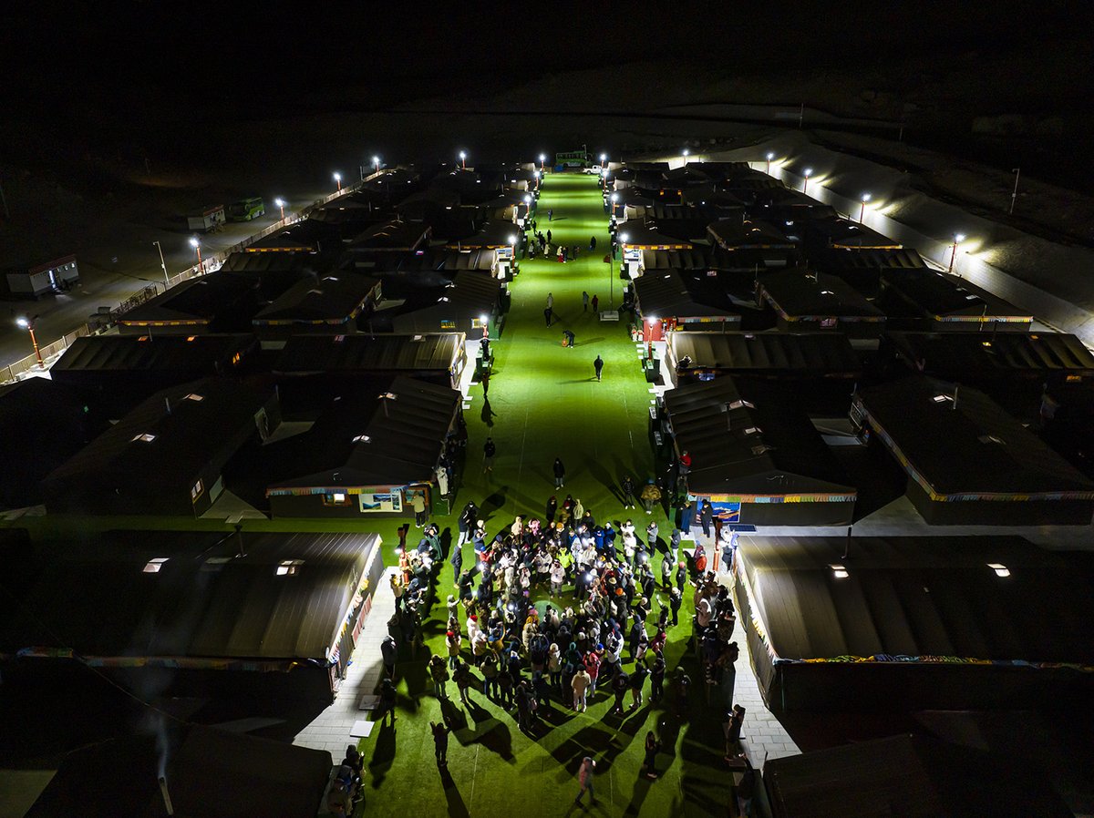 FlyOverChina's tweet image. The Mount #Qomolangma base camp in SW China&apos;s Tibet Autonomous Region for tourists is dotted with #tent hotels that accommodate travelers from afar. 

The tents are made from black yak fur, a unique scene at the mountain foot
