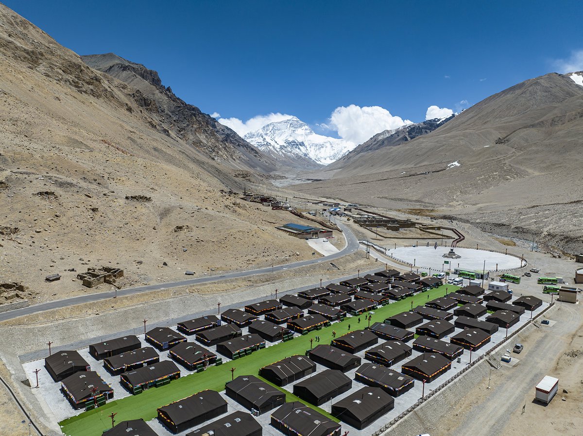 FlyOverChina's tweet image. The Mount #Qomolangma base camp in SW China&apos;s Tibet Autonomous Region for tourists is dotted with #tent hotels that accommodate travelers from afar. 

The tents are made from black yak fur, a unique scene at the mountain foot