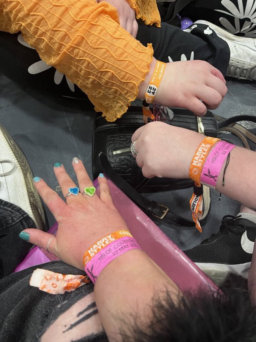 remIoved's tweet photo. i’m going to cry the wristband https://t.co/UtaveucpEa