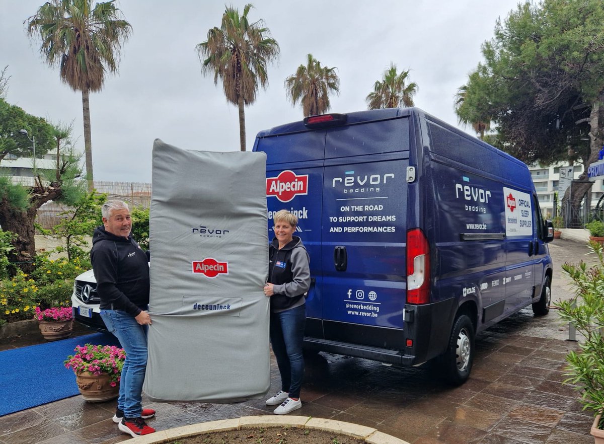 AlpecinPT's tweet photo. Sleep is essential💤Especially when travelling through Italy, sleeping in over 20 different hotels, and must perform day after day. Thanks to #Revor, our official sleep supplier, riders can count on a personalized mattress and pillow throughout @giroditalia💕
#AlpecinDeceuninck https://t.co/UscMtUSEtL