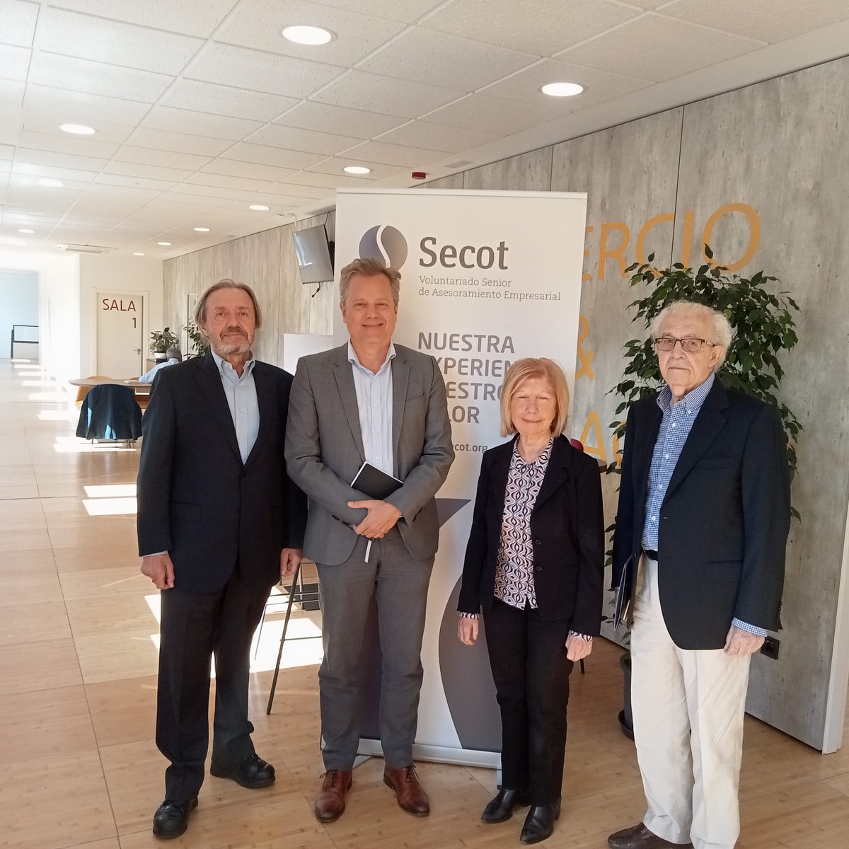 Nuestro presidente Luis López-Cózar firmó un convenio con <a href="/Secot_/">SECOT (voluntariado de asesoramiento empresarial)</a>  para colaborar en materia de emprendimiento.

Presentación oficial:

📆14 de junio
⏰12:30 - 13:30
🏢CSIC - Serrano 117

Reserva tu entrada 👉 lnkd.in/dz6qfJiv

#Uniendoprofesionales <a href="/eoi/">EOI</a> #emprendimiento