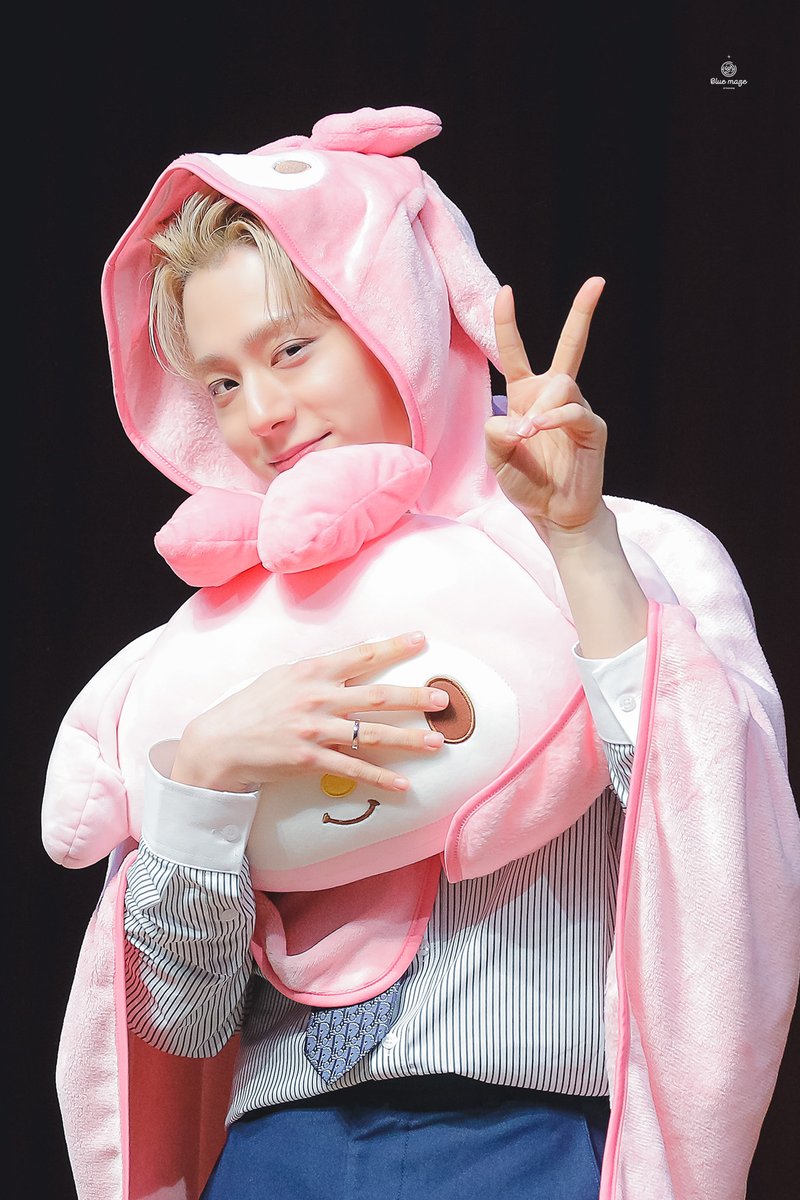 230521

내가 진짜 마이멜로디에웅!💗

#원어스 #ONEUS #여환웅 #환웅 #HWANWOONG <a href="/official_ONEUS/">ONEUS</a>