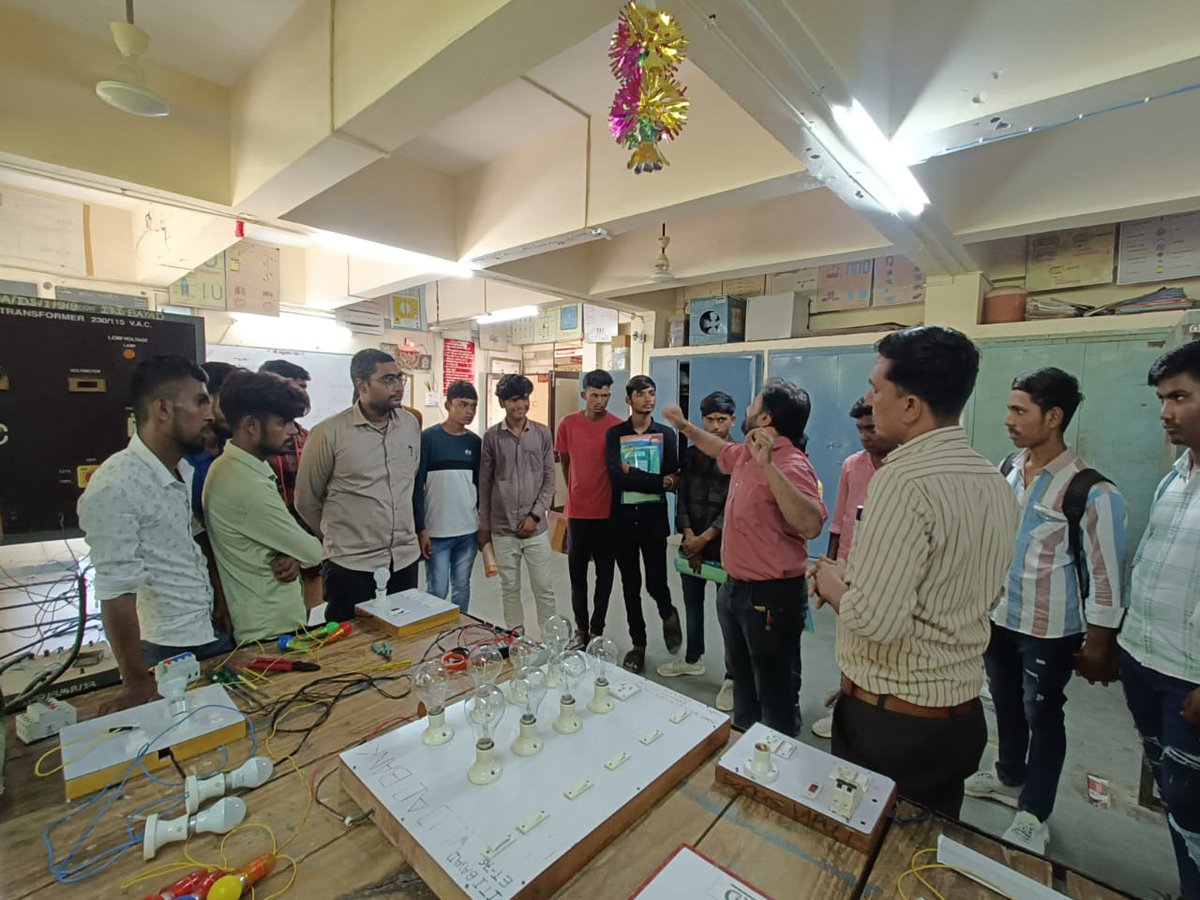 itibayad's tweet photo. આઈ.ટી.આઈ.બાયડ ખાતે સમર સ્કીલ વર્કશોપ-2023 નું ઉદ્દઘાટન તા: 22/05/2023 ના રોજ  શ્રી માનસિંહજી પરમાર (અધ્યક્ષ બાયડ તાલુકા ભા.જ.પા.) તથા શ્રી ભૂપતસિંહ યુ સોલંકી (પૂર્વ ડીરેક્ટર ગુજરાત રાજ્ય ઠાકોર- કોળી વિકાસ નિગમ) અને આચાર્યશ્રી આઈ.ટી.આઈ.બાયડ દ્વારા કરવામાં આવ્યું. https://t.co/W81JWmnT0K