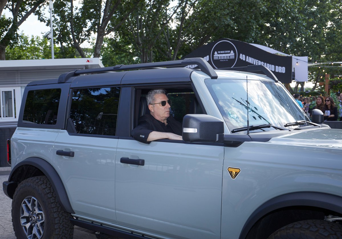 tomas_mcnulty's tweet image. Ariel Rot, Coque Malla, Loquillo, Andrés Calamaro, Carlos Tarque... fue una gozada poder presentar el nuevo #FordBronco en la fiesta 40 Aniversario de #DRO celebrada por @WarnerMusicES