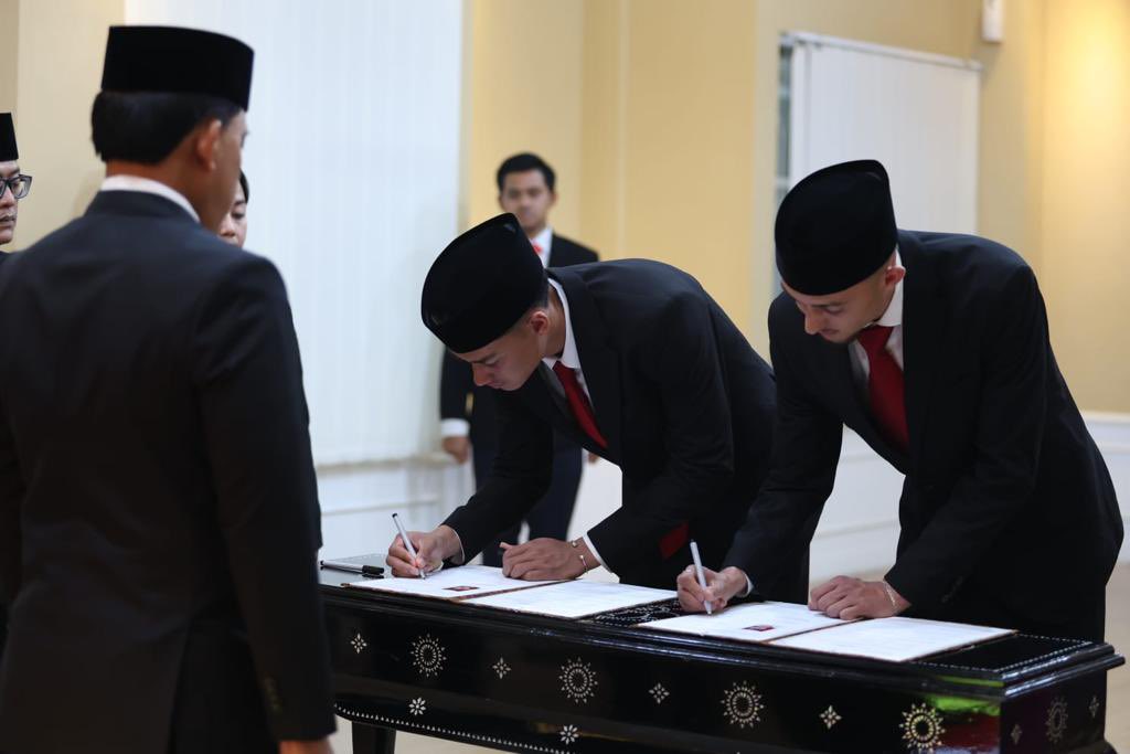 erickthohir's tweet photo. Selamat datang di Timnas Indonesia, Rafael William Struick dan Ivar Jenner! 

Alhamdulillah, Struick dan Jenner sudah menjalani prosesi pengambilan sumpah kewarganegaraan di Kanwil Kemenkumham DKI Jakarta hari ini.

Saatnya memberikan yang terbaik untuk bangsa dan negara 🇮🇩 https://t.co/sNGHHaVQNx