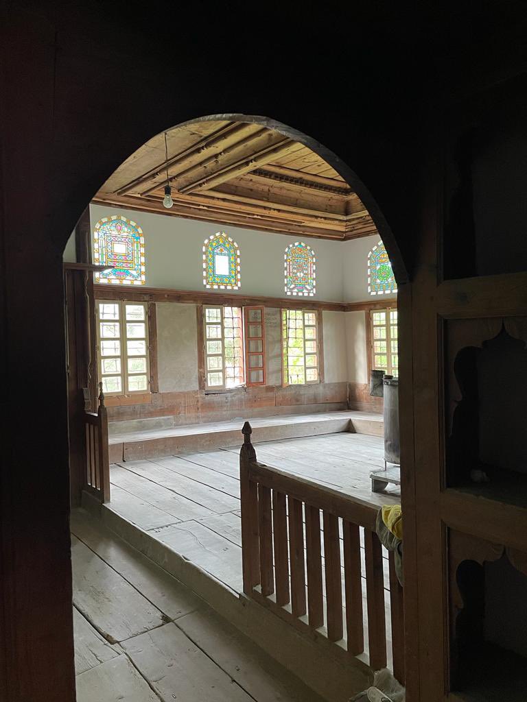 Mayıs 2022 / Mayıs 2023

Kastamonu Daday Balabanağa Konağı Başodası (1642/43)

Mahremiyet sağlanan oda girişine dikkat. Bu fotoğraflar sekialtından çekiliyor, sekiüstüne bakıyoruz. Bu iki döşemenin, bir ahşap parmaklıkla ayrıldığını görüyoruz

*Hizmetliler sekialtında beklerlerdi