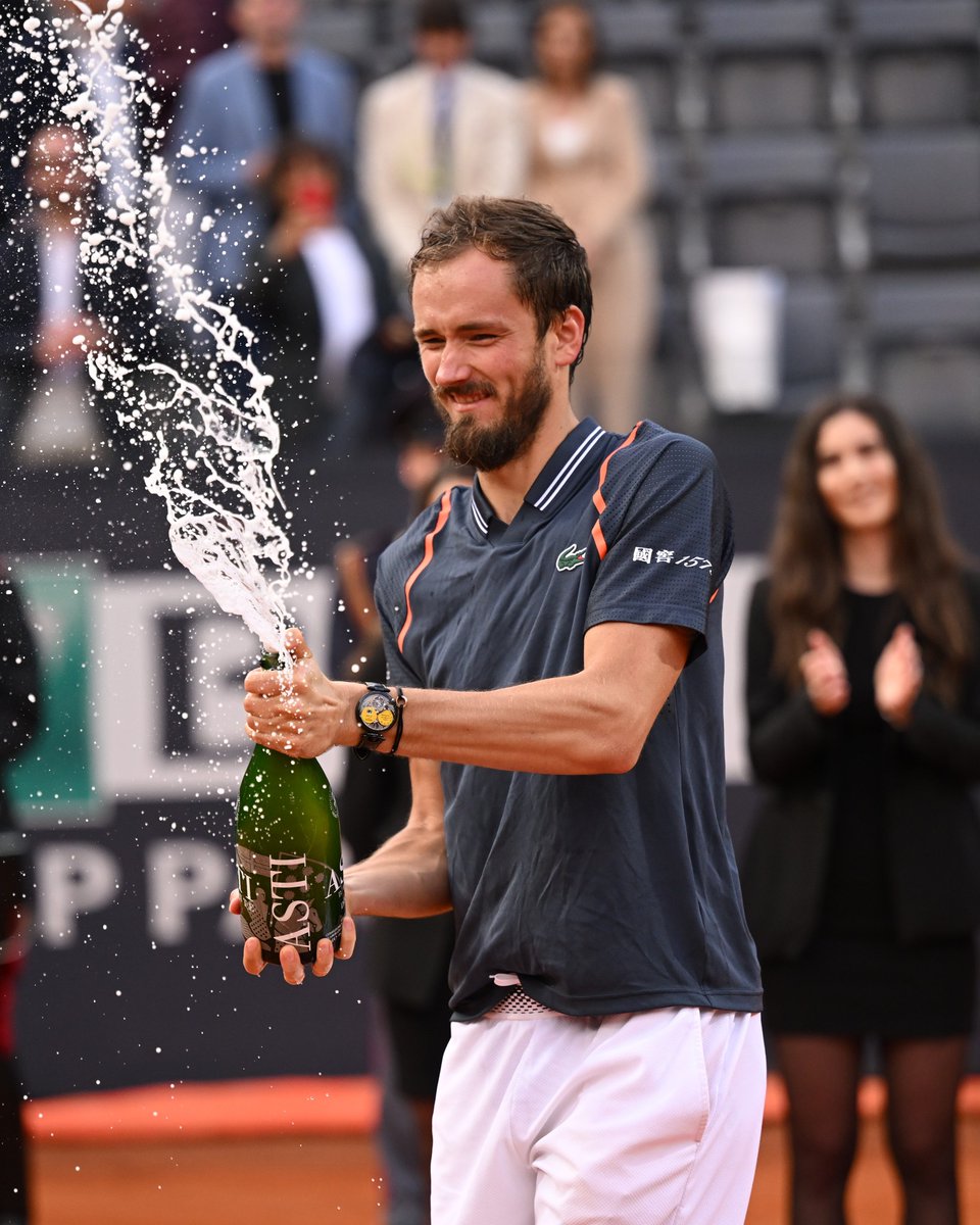 Tenisportal's tweet photo. 👉Zmagovalca mastersa v Rimu sta Rus in Kazahstanka. Kdo je zmagal v moški konkurenci na https://t.co/orsPH1EILK , dekleta najdete na https://t.co/RypaxNeGmr

#Rome #Masters #Italia https://t.co/zWo9h27Xzq