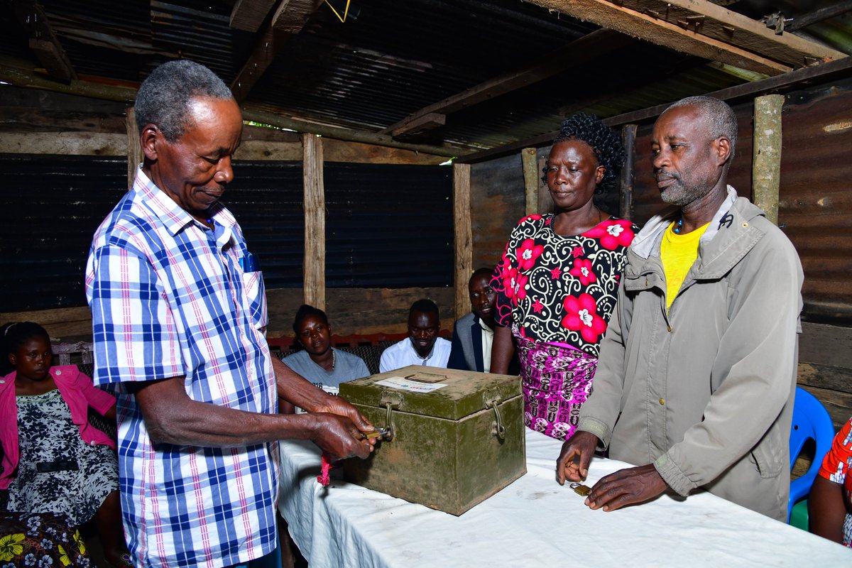 Photo of the day 

Members of a Village Savings & Loans Association (VSLA) in Kabarole opening their saving box during a meeting. 

To ensure timely access to quality healthcare, we encourage VSLAs in the Albertine/Rwenzori region to save for health #EnablingChange.
