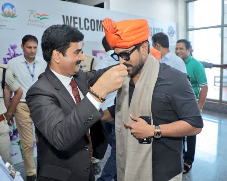 GLOBAL STAR @AlwaysRamCharan  accorded a grand welcome at #SrinagarSmartCity airport .
@AlwaysRamCharan 
#GlobalStarRamCharan