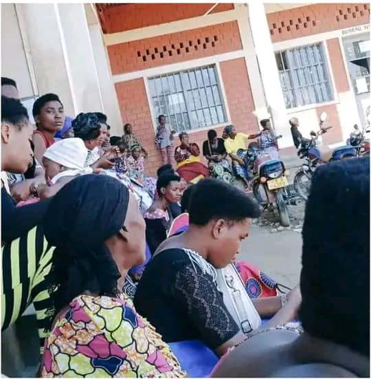 IrisNews_'s tweet photo. ⚔️⛪️| Tension and conflict surround changes in church leadership at #CFIC church in #Rumonge. 3 members jailed for protesting new pastor imposed by Muyumbu Deo, the legal representative, who claims former pastor led church against CFIC beliefs. https://t.co/IKYns3ZMbj

#Burundi https://t.co/ySzN2YSCUh