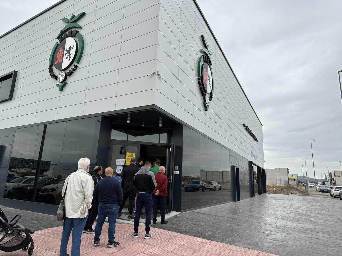 💛 ¿Ganas de playoff en el Olivo Arena? 

💳 Abonados (10,50€)
🎫 Sede y tickets.janto.es/jaenfs

👥 Anticipadas público general (20,50€)
🎫 Sede y jaenfs.janto.es

‼️ La entrada de no abonados en taquilla tendrá un precio único de 25,50€

#SomosJaén💛
