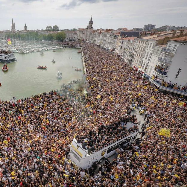 LMPositif's tweet photo. 🇫🇷 Ce dimanche, plus de 40 000 supporters du Stade Rochelais étaient présents sur le port de La Rochelle pour accueillir leur équipe au lendemain de leur deuxième sacre en Champions Cup, obtenu en Irlande face aux locaux du Leinster (27-26) ! 🏆 (Ouest-France)

📸 JC Sounalet https://t.co/A84peWZqiV