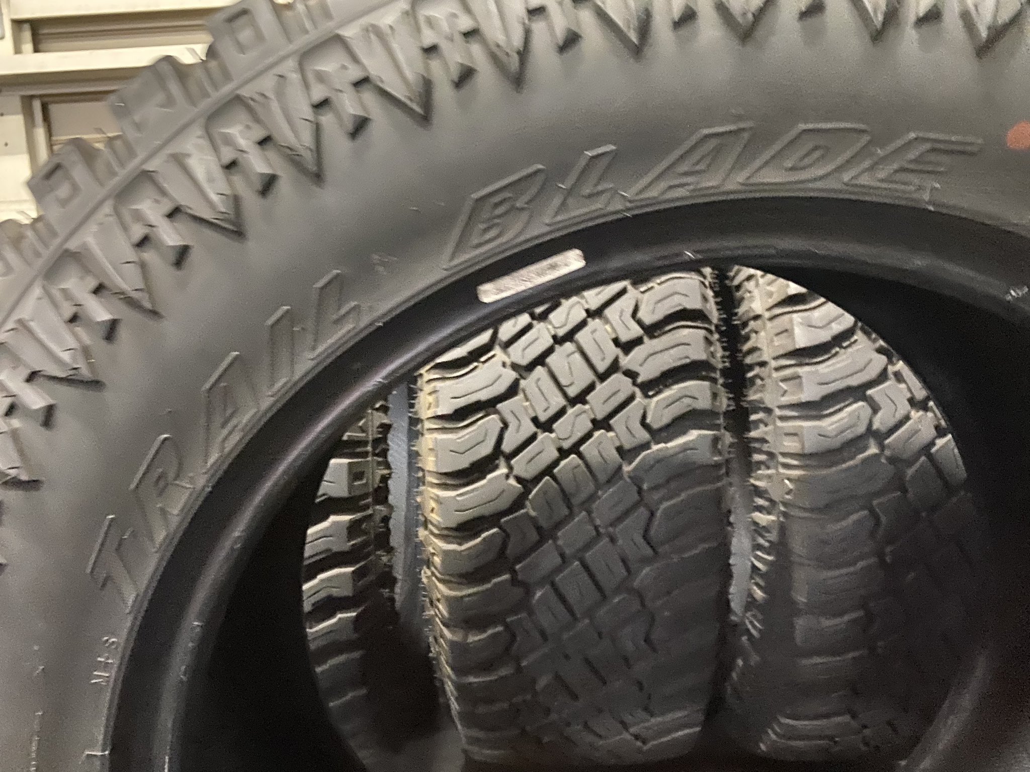 新品同様 アットゥーロ 305/55R20 タイヤ - retrace.ai