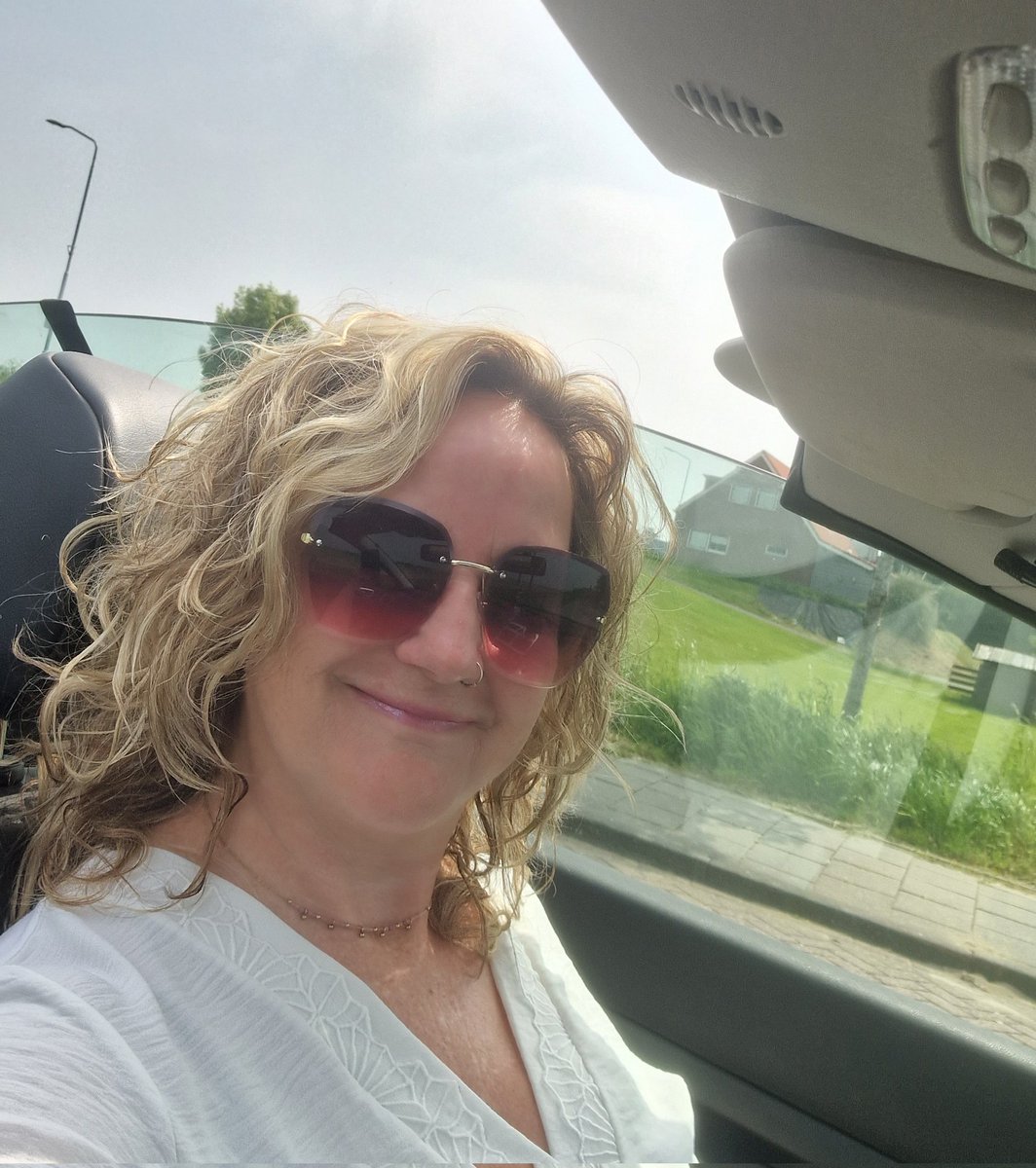 VpraagE's tweet photo. Prima weertje om met dakje omlaag te rijden....ik wordt daar erg blij van haha
#uitslover #cabriolife 🫶 https://t.co/XAPUHDONo8