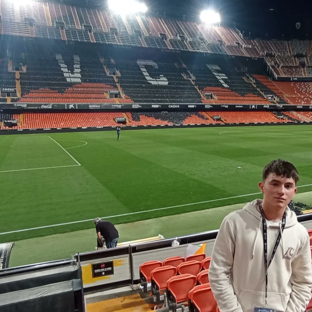 Juansemperee's tweet photo. Lo vivido ayer fue una auténtica locura. Gracias a @ojodehalconarg estuve cubriendo el #ValenciaRealMadrid en Mestalla, el día de su centenario. 
Es un orgullo poder seguir creciendo y vivir estas experiencias. 
Gracias por todo @baldoescalada https://t.co/HsX73ZVFe9