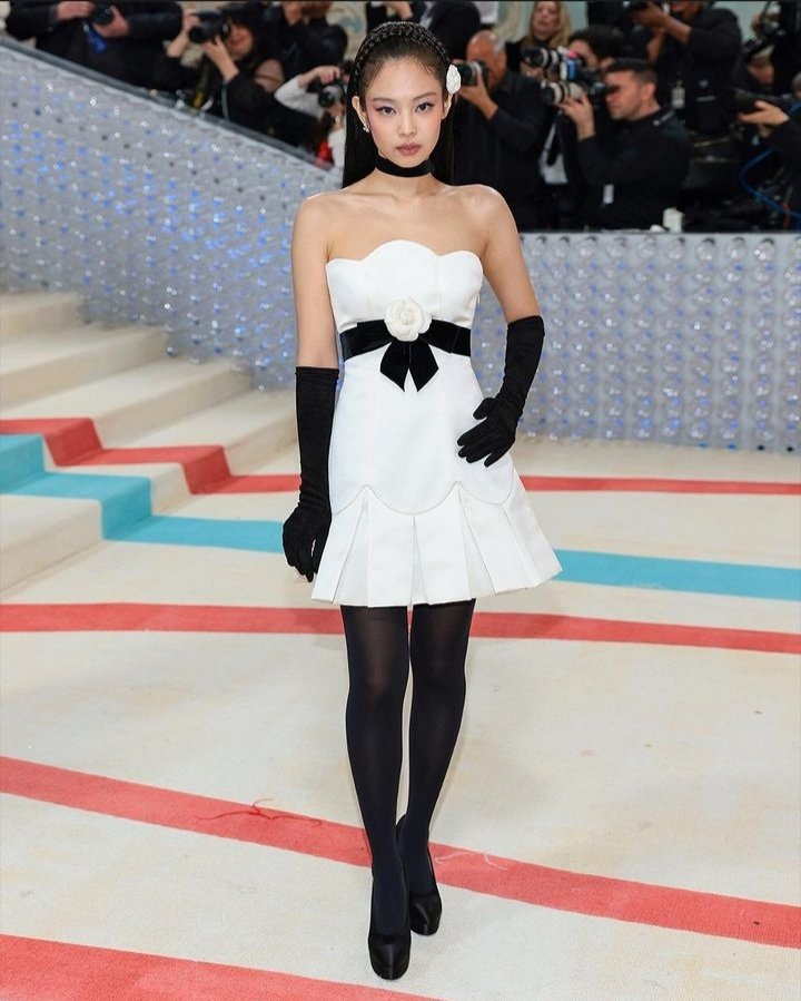 230502 - JENNIE on the red carpet of the Met Gala 2023 ❤️🔥👑
Jennie Kim wearing a recreation of a Chanel F/W 1990 dress at the #MetGala2023
She's beautiful 😍👑
#BLACKPINK #JENNIE #jenniemetgala2023   #JENNIEMETGALA2023 #JENNIEatMetGala @BLACKPINK @ygent_official @HFMetGala