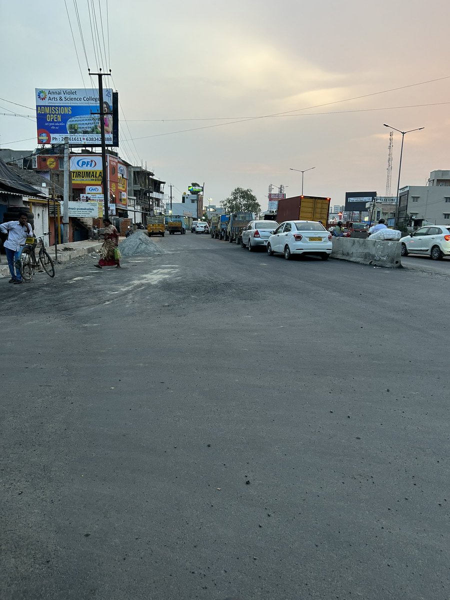 PRABA_06's tweet photo. @avadipolice @ChennaiTraffic @CMOTamilnadu @NHAI_Official 

Service road lane totally occupied vehicles can you take action 

Address : vanagaram govt school entrance near by jesus call https://t.co/prwHtW9LNq
