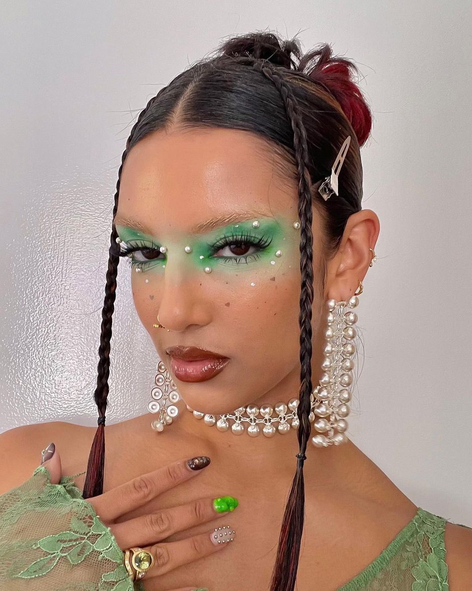ftvmakeupartist's tweet photo. When it comes to maximalist makeup, Rowi singh never disappoints ✨💅

#Fashiontv #fashiontvindia #trending #makeup #beauty #Influencer https://t.co/D3o8Xoce7B