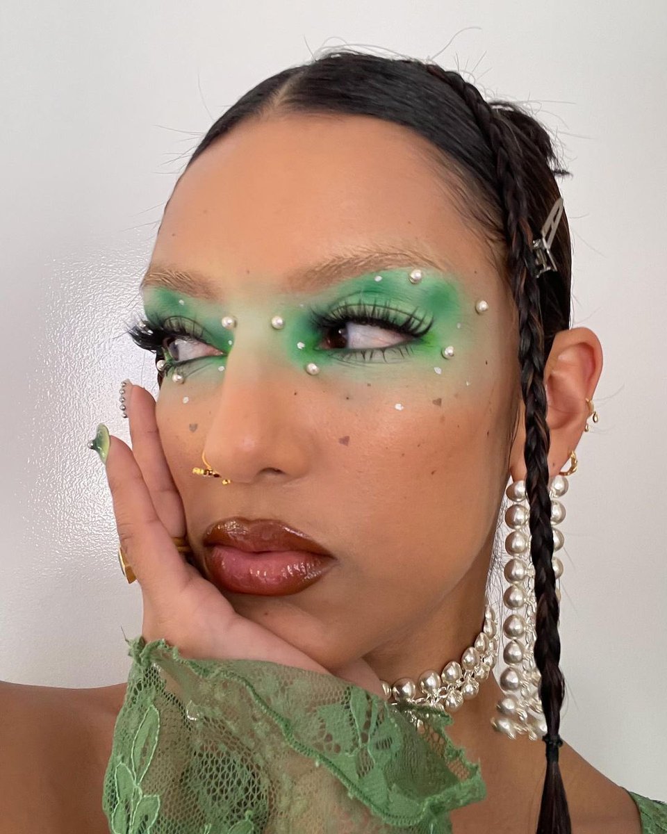 ftvmakeupartist's tweet photo. When it comes to maximalist makeup, Rowi singh never disappoints ✨💅

#Fashiontv #fashiontvindia #trending #makeup #beauty #Influencer https://t.co/D3o8Xoce7B