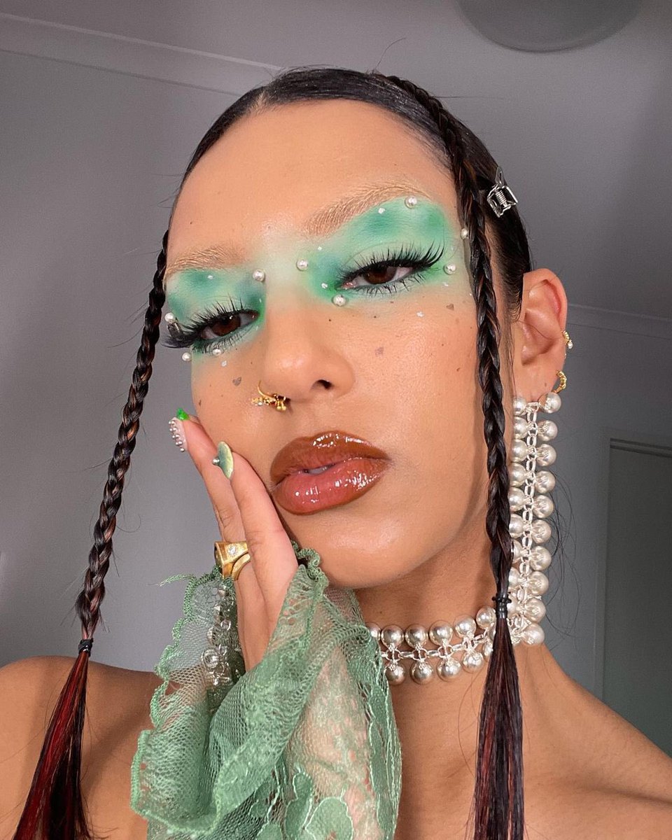ftvmakeupartist's tweet photo. When it comes to maximalist makeup, Rowi singh never disappoints ✨💅

#Fashiontv #fashiontvindia #trending #makeup #beauty #Influencer https://t.co/D3o8Xoce7B