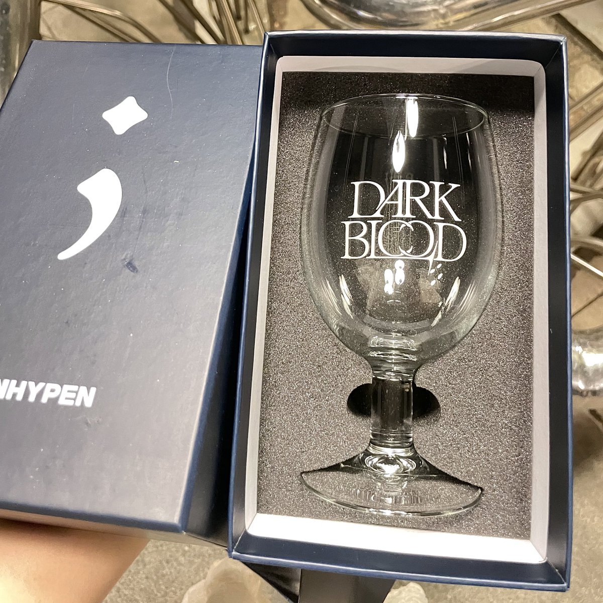 โหบีลีฟเล่นใหญ่มากอ่ะ มีของแจกให้เอนจีนที่ได้เข้าโชว์เคสวันนี้ด้วย ซึ่งของแจกก็คือขนมและโปสการ์ดสุ่มเมมและก็แก้วDark Bloodอย่างสวย ช็อคเลยอ่ะบีลีฟแจกของปังมาก😭