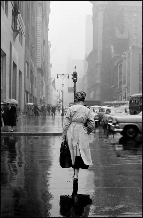 «Demasiado tarde comprendí que no es posible esperar a ser perfecto, que hay que salir a la vida y caerse y levantarse como todo el mundo» 
Ray Bradbury 
📷Inge Morath