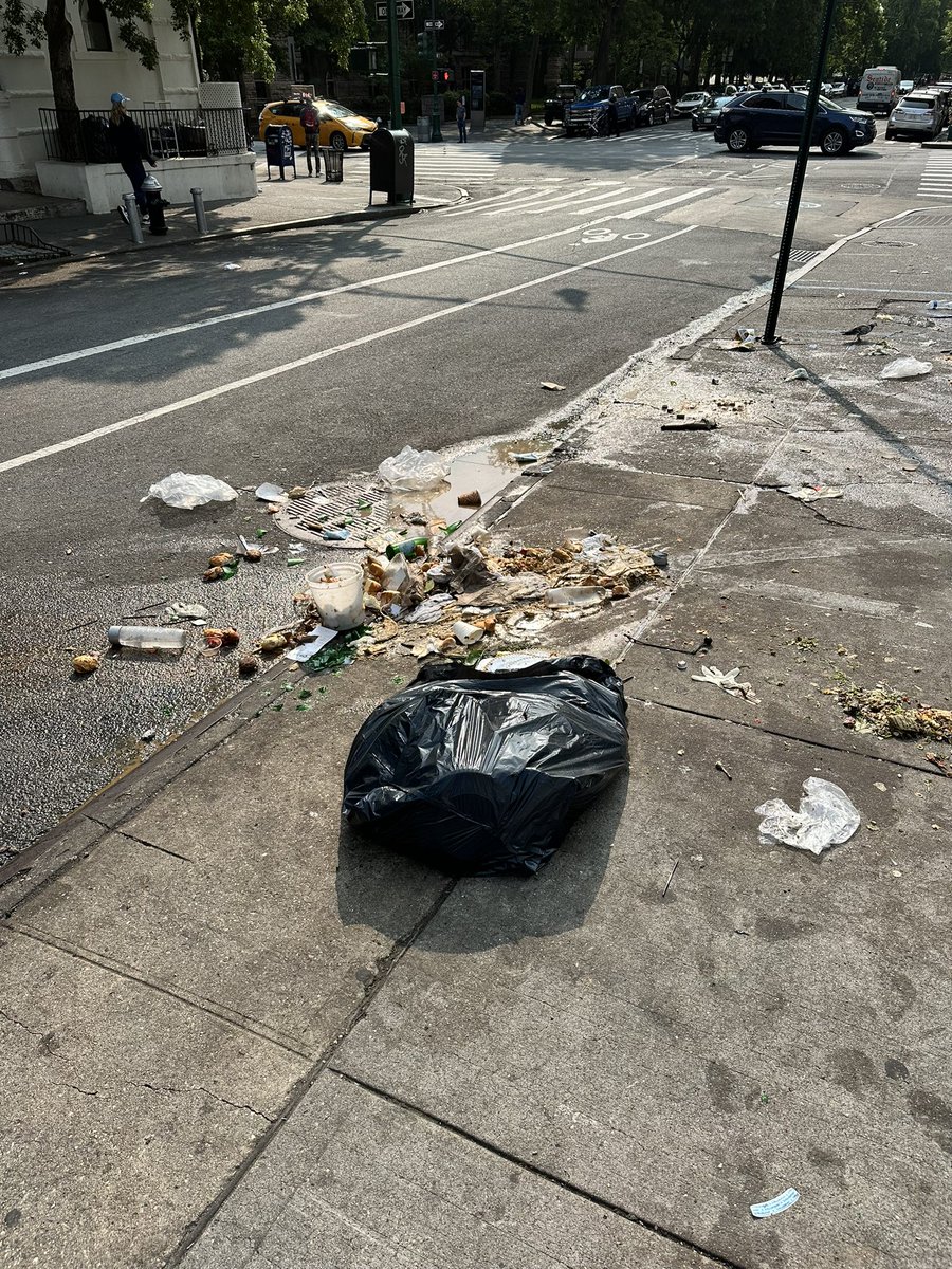 melyp333's tweet photo. Rat infestation waiting to happen! @NYCSanitation @NYCMayorsOffice @nyc311 @NYCMayor @MarkLevineNYC please do better! You tout about cleaning up the streets, but this is despicable. In front of 4 schools…77th &amp; Columbus. https://t.co/KmxnrtS4D5