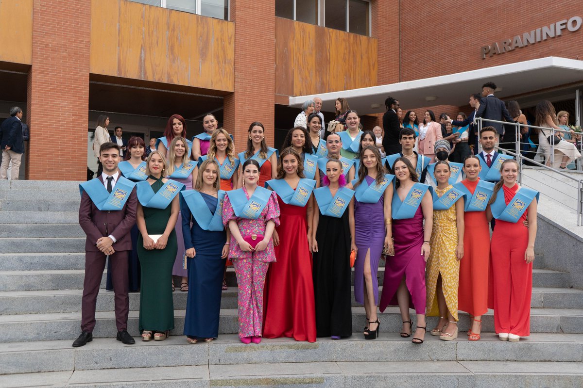 pablodeolavide's tweet photo. 👩🎓👨🎓Orgullosos de nuestros egresados y egresadas de la promoción 2019-2023 del Grado en Traducci��n e Interpretación Francés y Alemán. Es una alegría haber podido disfrutar con vosotros de estos momentos inolvidables.
¡Enhorabuena por vuestro título!🔝
#egresadosUPO #SoydelaUPO https://t.co/cziwbNgIGI