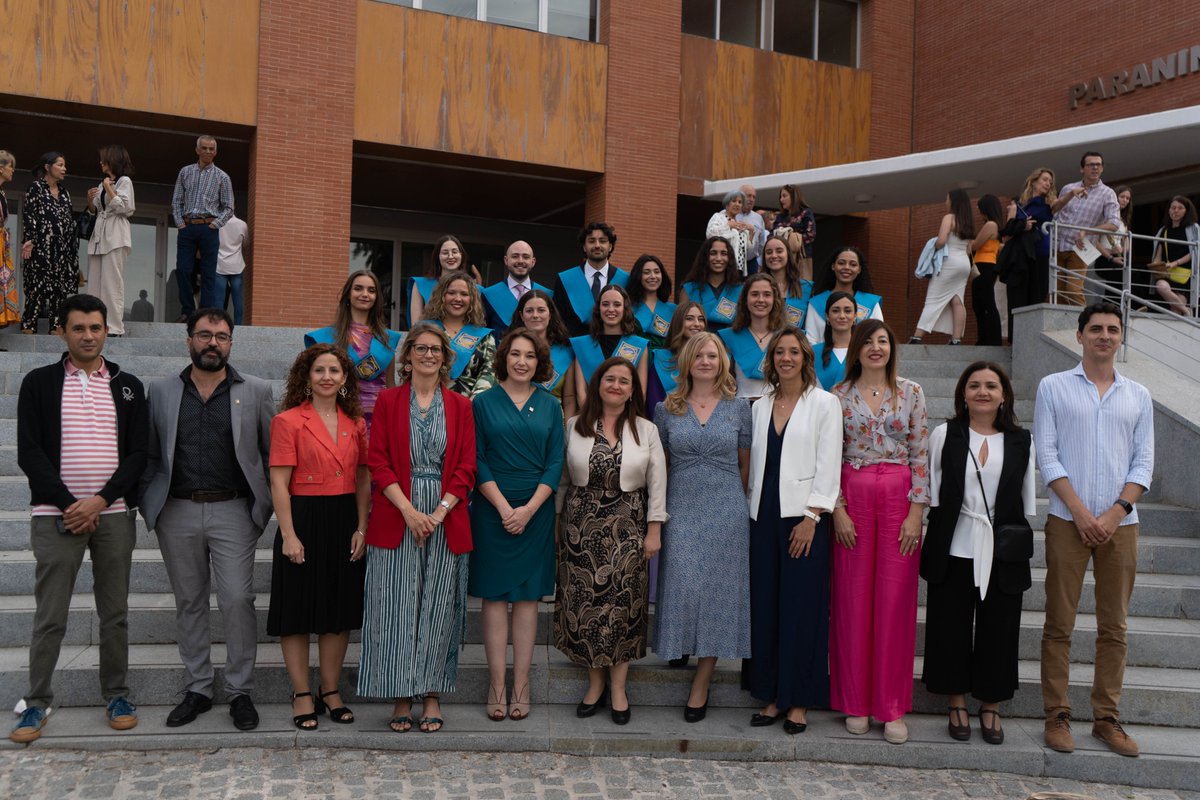 pablodeolavide's tweet photo. 👩🎓👨🎓Orgullosos de nuestros egresados y egresadas de la promoción 2019-2023 del Grado en Traducci��n e Interpretación Francés y Alemán. Es una alegría haber podido disfrutar con vosotros de estos momentos inolvidables.
¡Enhorabuena por vuestro título!🔝
#egresadosUPO #SoydelaUPO https://t.co/cziwbNgIGI