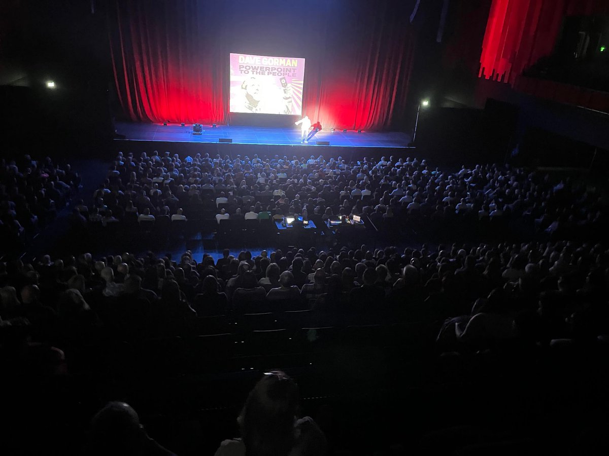 ArenaAbertawe's tweet photo. 🖥️ POWERPOINT TO THE PEOPLE 🖥️ 

Diolch am noson ddoniol, Dave Gorman 🤣

Nesaf: Jack Whitehall 

#Comedi #Noson #Abertawe #ArenaAbertawe https://t.co/VueK6pfeXV