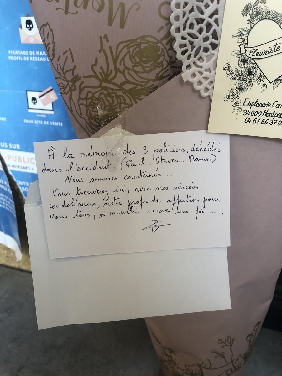 PoliceNat34's tweet photo. Ce matin au commissariat central de #Montpellier une dame, anonyme, a déposé ce bouquet  de fleurs en hommage à nos collègues de #Roubaix. Merci.
Comme elle, nos pensées vont à leurs familles, leurs proches et leurs collègues. https://t.co/MXqzB0fuaP