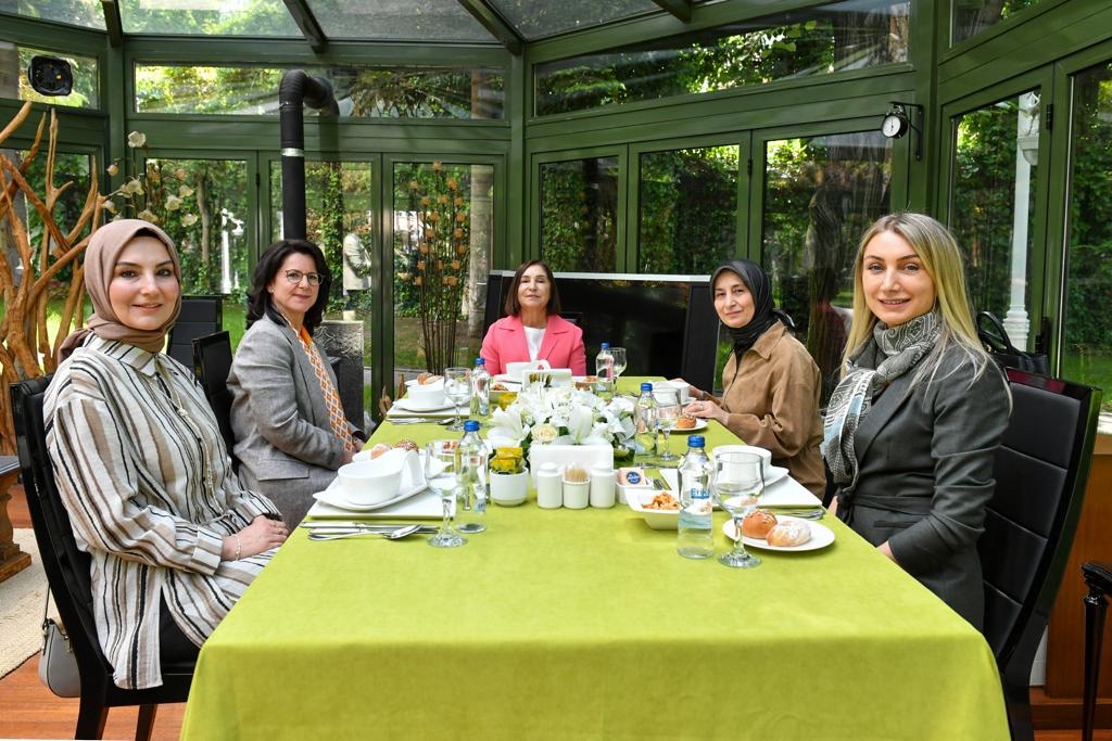 Sare_Davutoglu's tweet photo. Deprem bölgesindeki çocuklarımız ve kadınlarımızla ilgili projelerimizi konuştuğumuz, ülkemizin güzel günleri için hepimizin bir araya geldiği verimli bir bulaşma gerçekleştirdik.
@Skilicdaroglu @zeynep__babacan  @dk_imamoglu Nursen Yavaş https://t.co/hrY7rcmR56