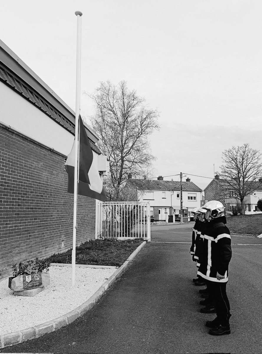 bruno_tabary's tweet photo. 🇨🇵[#Hommage] Les 🧑‍🚒 #pompiers d'#ALBERT ont rendu hommage ce matin aux 3 #policiers du #commissariat de #Roubaix décédés en service hier. 

Nos pensées vont aux familles et amis. 🙏 https://t.co/Na6WZs86a8