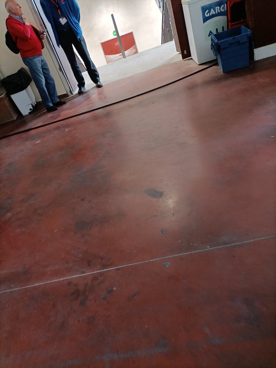 Almudena__10's tweet photo. @ubitaurorum @ComunidadMadrid @MADRID Aquí otro obstáculo para tropezar. Me pregunto si hay algún encargado de riesgos laborales en la plaza🤔 https://t.co/sog9RQAFxL