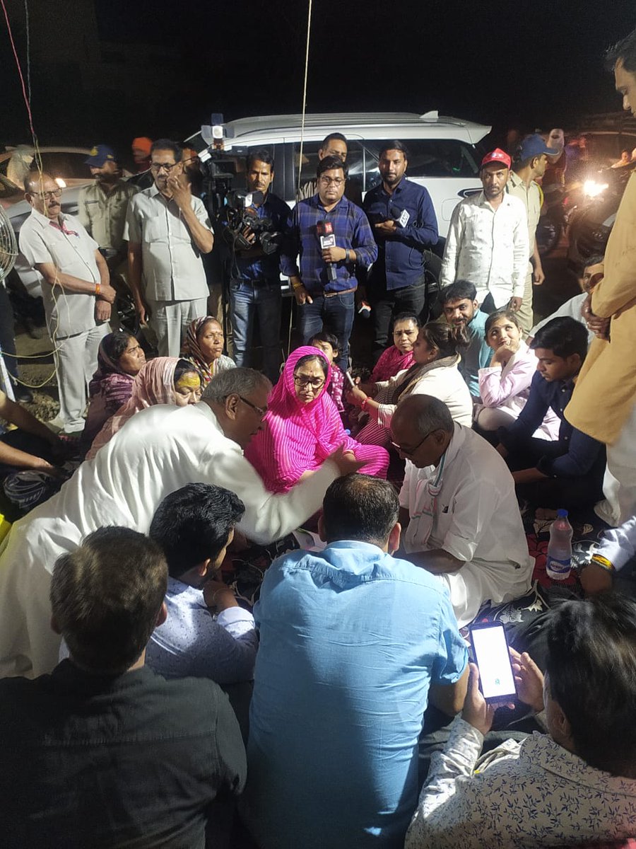 IYCMadhya's tweet photo. भोपाल के कोलार सिक्सलेन मामले में मकानों की तोड़-फोड़ के विरोध में पूर्व मंत्री एवं विधायक पीसी शर्मा के नेतृत्व में धरना प्रदर्शन किया गया।

धरना प्रदर्शन में पूर्व मुख्यमंत्री एवं राज्यसभा सदस्य दिग्विजय सिंह जी शामिल हुए।

@pcsharmainc @digvijaya_28 https://t.co/1WUVRpwpOB