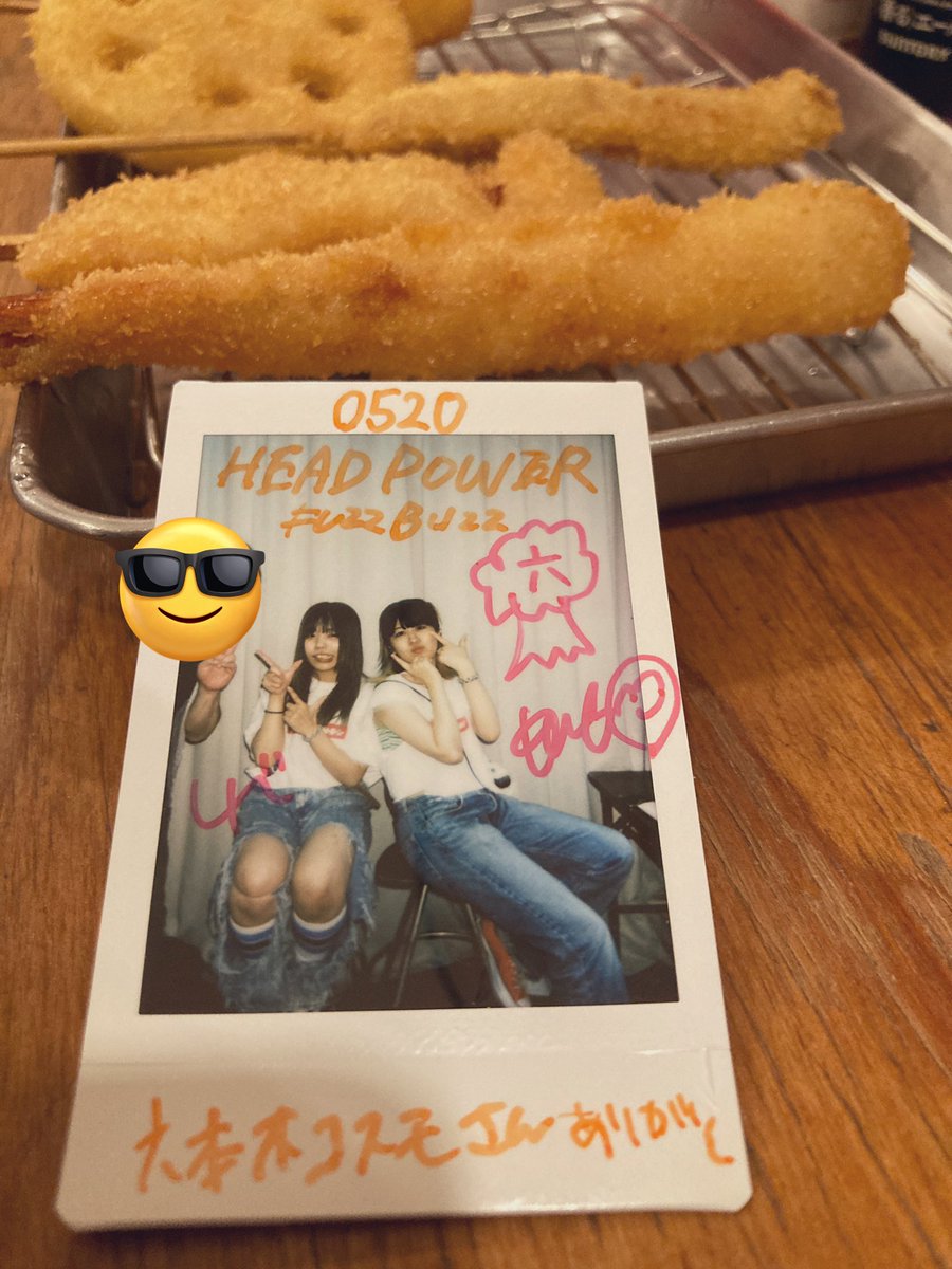 Roppon_csm's tweet photo. 5/20 新宿ヘッドパワー
fuzzbuzzは2月末以来ずっとタイミングズレで行けない中、ヨッシーさんにいざなわれ会場を訪れた😇
写真はその後の現場一緒だった、たぁ～さんと串カツ田中での #チェキ飯

レイカ・ヤングブラッドとカエデ・ウルフギャングという名前好き😁
 #FUZZBUZZ
https://t.co/g5KamOcLPA https://t.co/doyTkUjOy4