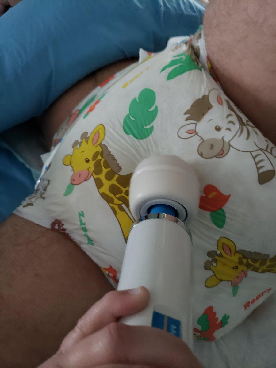 Memezsz's tweet photo. 1 follower away from 1500 at time of writing. Here is the double diaper w/ 3 boosters my GF put me on this weekend. Started at ~230pm and wore until 9am. #extrathickdips #Memezsz #doublediapers #soakeddiaper #abdl #abdlcouple https://t.co/uf8hVkLgCB