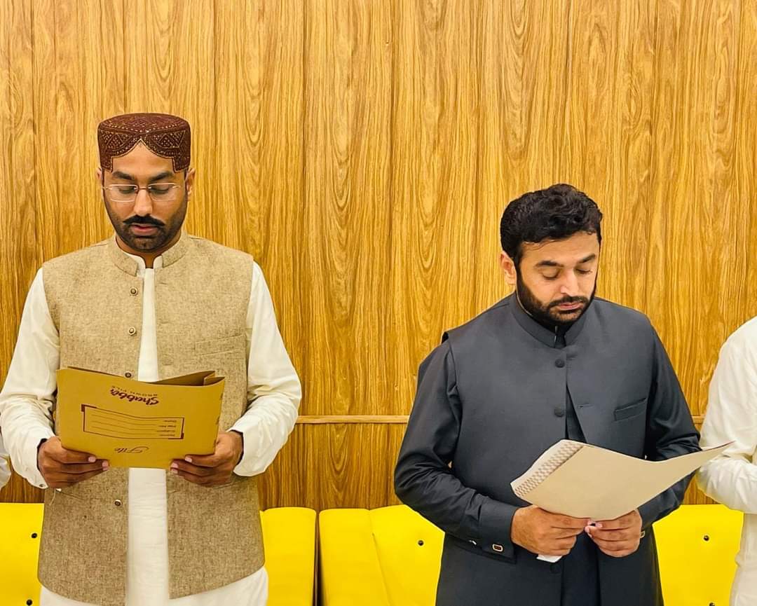 JavedAliShoro1's tweet image. #Sardar #Kashif #Khan #Shoro #sb Taking Oath as Chairman us 155 Qasimabad  &amp;amp;
#Sardar Bilal Khan Shoro #Sb  Taking Oath as vioce chairman us 160 at Hyderabad club.
@KashifShoroPPP 
@bilalshoro376