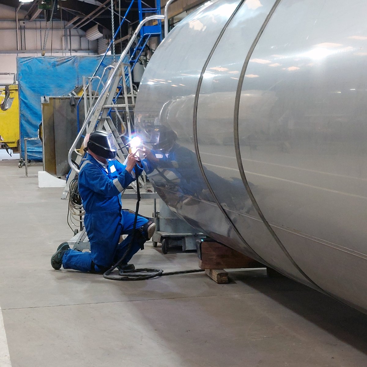 Some quality welding is underway on one of our vessels on the production line! 

All DX Tanks are available in capacities ranging from 1200 to 34,000 litres to suit the individual requirements of any farm.

Get in contact for more information!

#manufacturemonday #weldlife #ukmfg