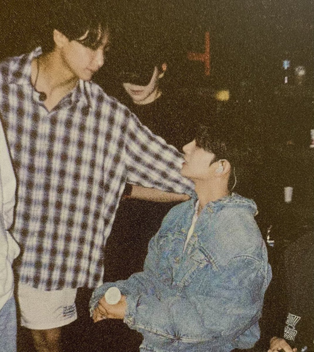 radi_yh23's tweet photo. 잠만 이날 아님????? 8초에 보면 윤이 홍한테 손 뻗고있음 https://t.co/24XWwQIaal